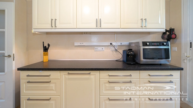 Toppleilighet med Romslige Terrasser og Havutsikt i Altea Hills