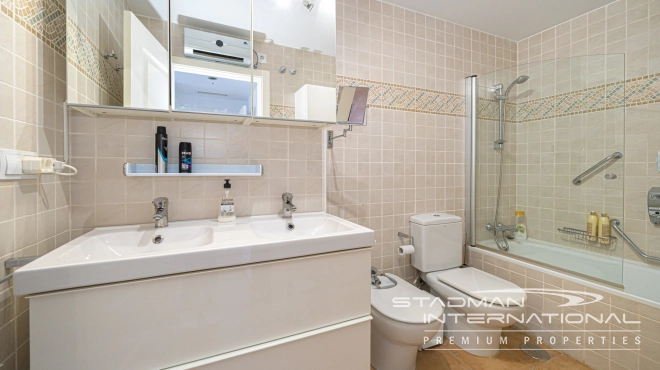 Toppleilighet med Romslige Terrasser og Havutsikt i Altea Hills