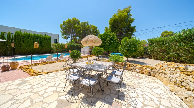 Renovated Villa with Guest Apartment Close to La Olla Beach