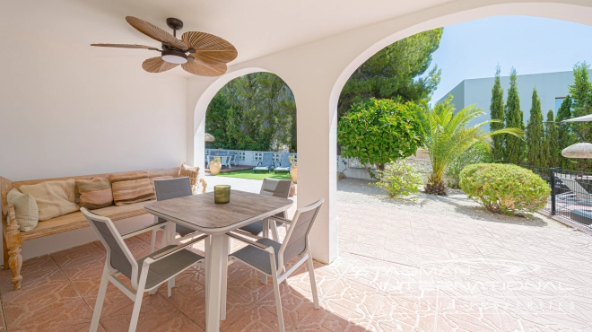 Renovated Villa with Guest Apartment Close to La Olla Beach