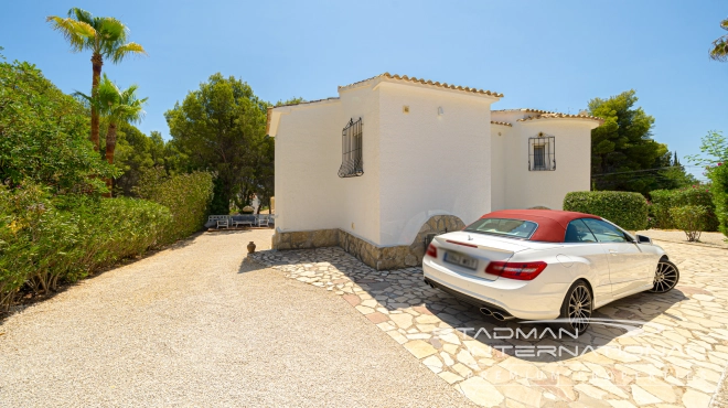 Renovated Villa with Guest Apartment Close to La Olla Beach