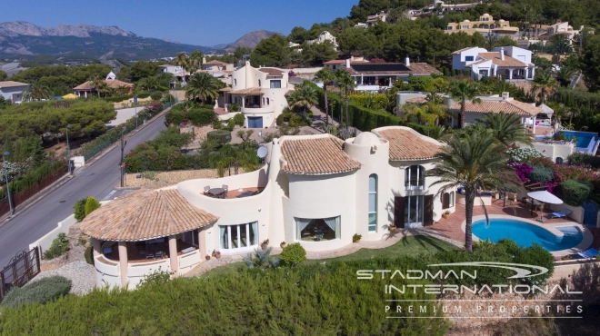 Beautiful Villa on a Flat Plot with a Nice Garden