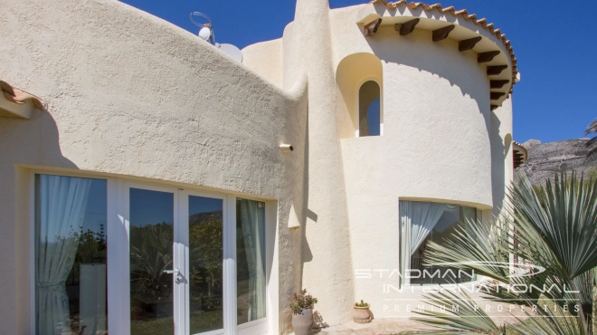 Beautiful Villa on a Flat Plot with a Nice Garden