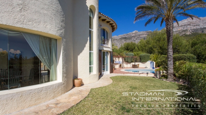 Beautiful Villa on a Flat Plot with a Nice Garden