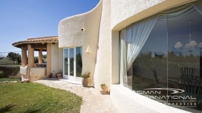 Beautiful Villa on a Flat Plot with a Nice Garden