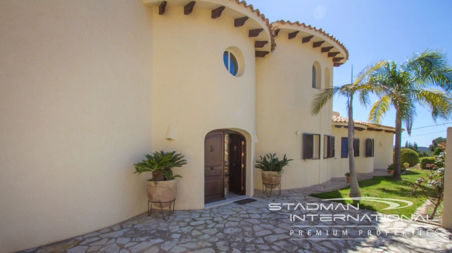 Beautiful Villa on a Flat Plot with a Nice Garden