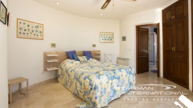 Beautiful Villa on a Flat Plot with a Nice Garden