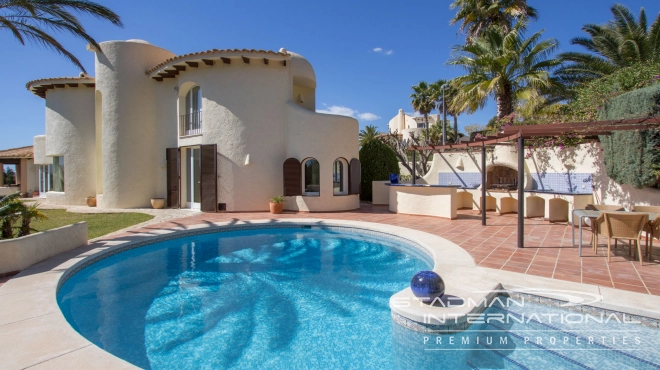 Preciosa Villa en Parcela Llana con un Bonito Jardín