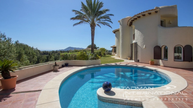 Beautiful Villa on a Flat Plot with a Nice Garden