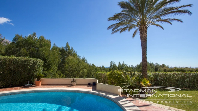 Beautiful Villa on a Flat Plot with a Nice Garden