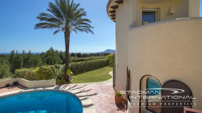 Beautiful Villa on a Flat Plot with a Nice Garden