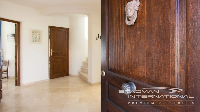 Beautiful Villa on a Flat Plot with a Nice Garden