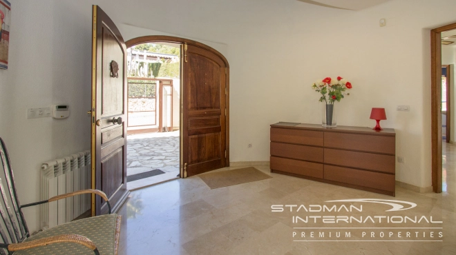 Beautiful Villa on a Flat Plot with a Nice Garden