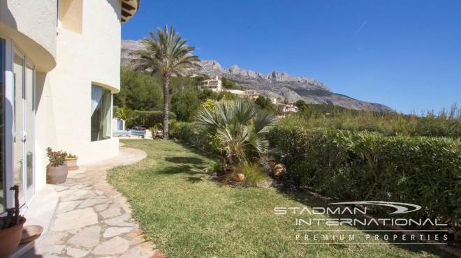 Beautiful Villa on a Flat Plot with a Nice Garden