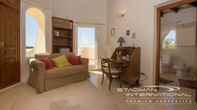 Beautiful Villa on a Flat Plot with a Nice Garden