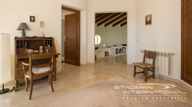 Beautiful Villa on a Flat Plot with a Nice Garden