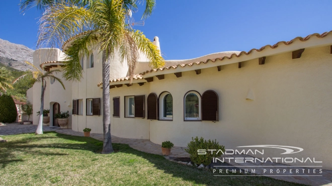 Beautiful Villa on a Flat Plot with a Nice Garden