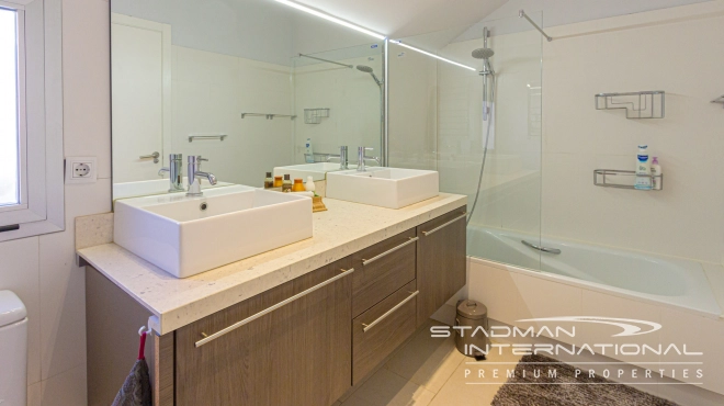 Romslig dupleks-topleilighet med fantastisk utsikt i Mascarat