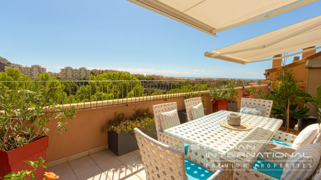 Romslig dupleks-topleilighet med fantastisk utsikt i Mascarat