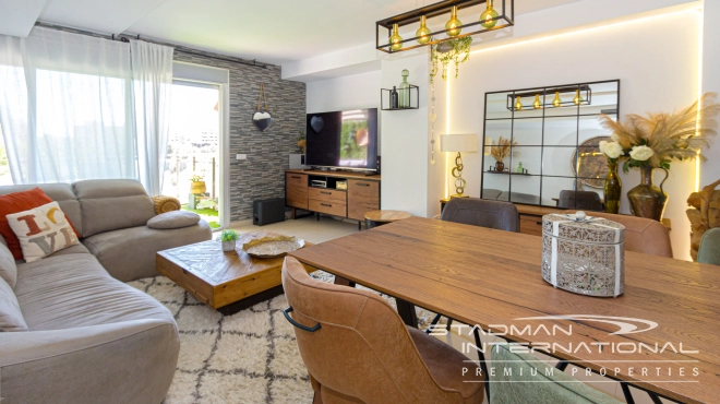 Romslig dupleks-topleilighet med fantastisk utsikt i Mascarat