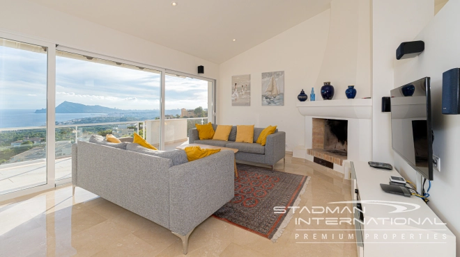 Spacious Family Villa with Guest Apartment and Stunning Sea View