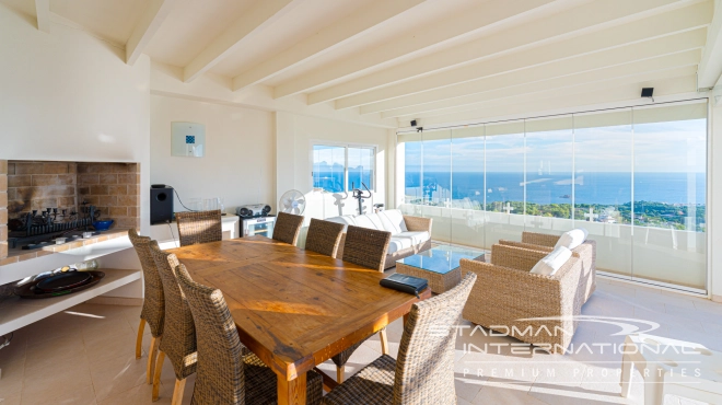 Spacious Family Villa with Guest Apartment and Stunning Sea View