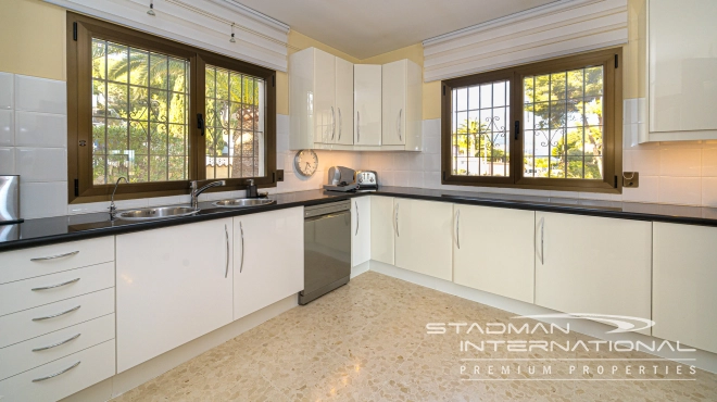 Single-level Villa with Sea Views, Spacious Garage and Underbuild