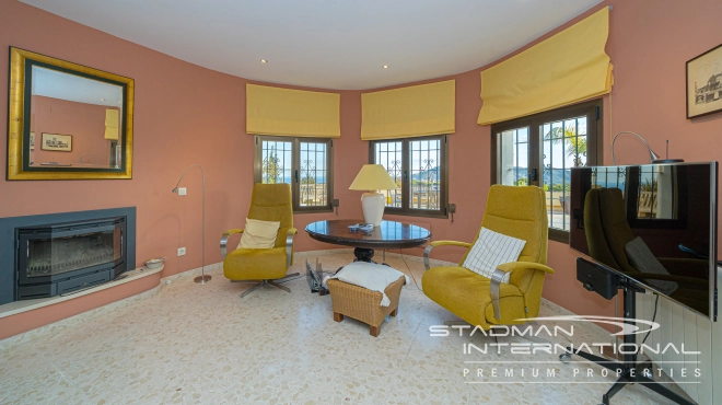 Single-level Villa with Sea Views, Spacious Garage and Underbuild