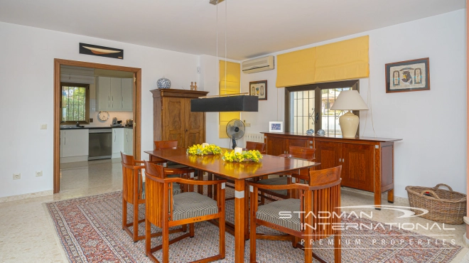 Single-level Villa with Sea Views, Spacious Garage and Underbuild