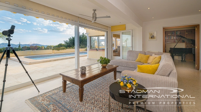 Single-level Villa with Sea Views, Spacious Garage and Underbuild