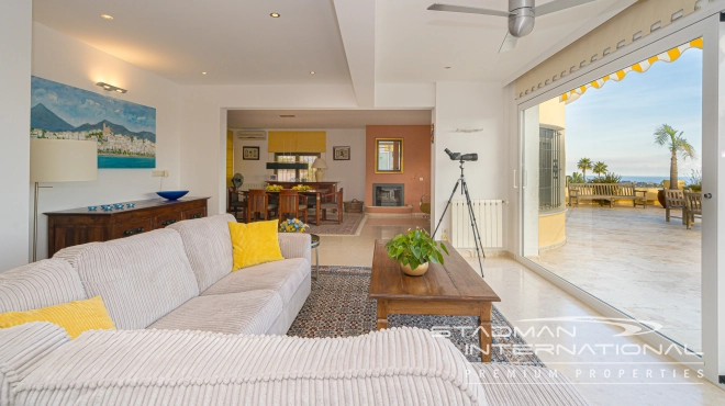 Single-level Villa with Sea Views, Spacious Garage and Underbuild