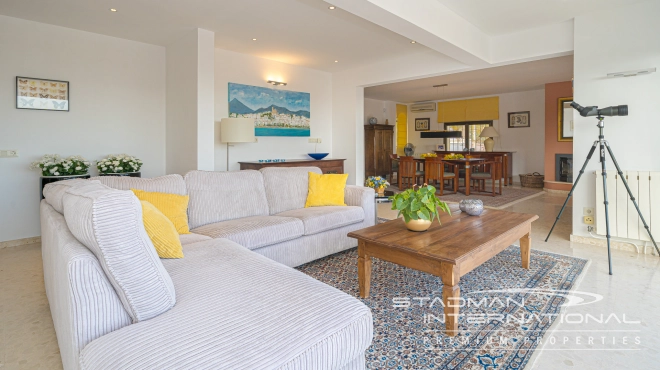 Single-level Villa with Sea Views, Spacious Garage and Underbuild