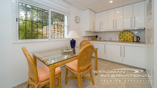 Single-level Villa with Sea Views, Spacious Garage and Underbuild