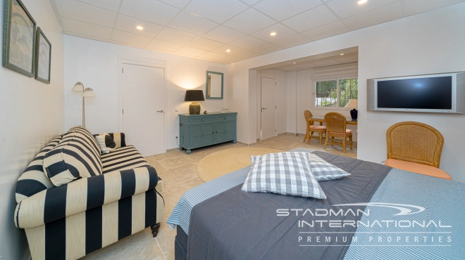 Single-level Villa with Sea Views, Spacious Garage and Underbuild