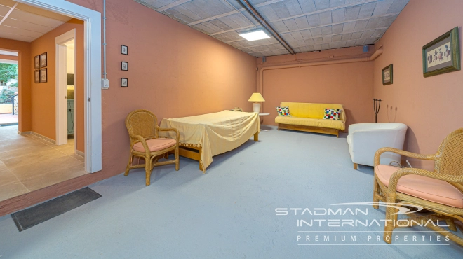 Single-level Villa with Sea Views, Spacious Garage and Underbuild