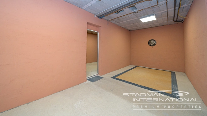 Single-level Villa with Sea Views, Spacious Garage and Underbuild