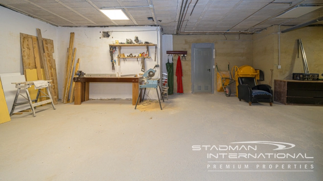 Single-level Villa with Sea Views, Spacious Garage and Underbuild