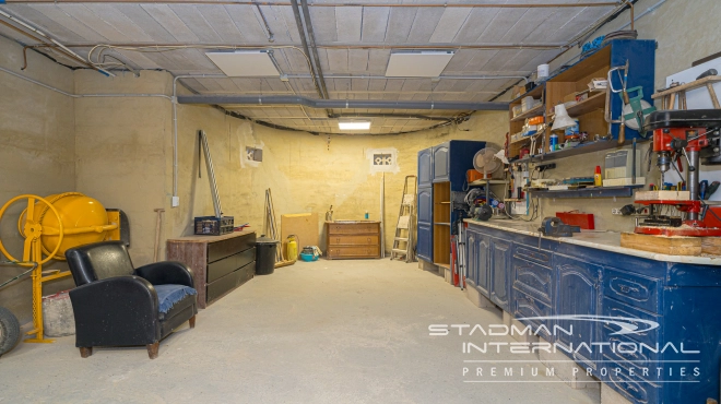 Single-level Villa with Sea Views, Spacious Garage and Underbuild