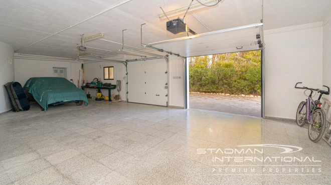 Single-level Villa with Sea Views, Spacious Garage and Underbuild