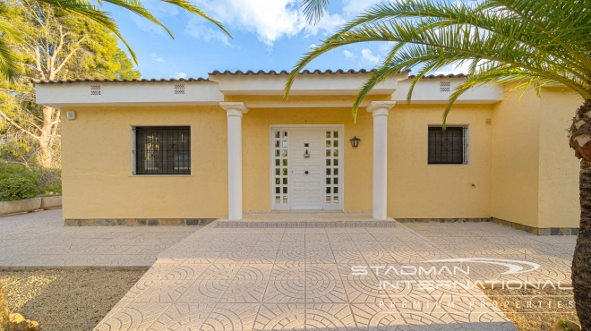 Single-level Villa with Sea Views, Spacious Garage and Underbuild