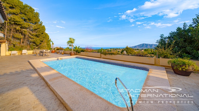 Single-level Villa with Sea Views, Spacious Garage and Underbuild