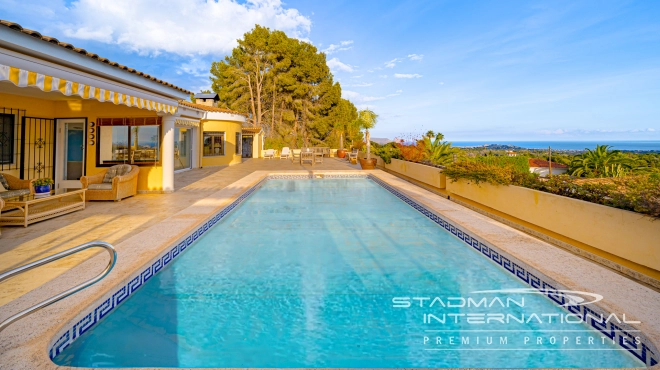 Single-level Villa with Sea Views, Spacious Garage and Underbuild