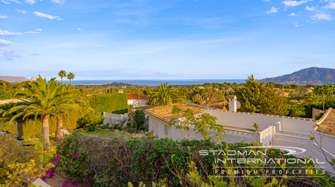 Single-level Villa with Sea Views, Spacious Garage and Underbuild