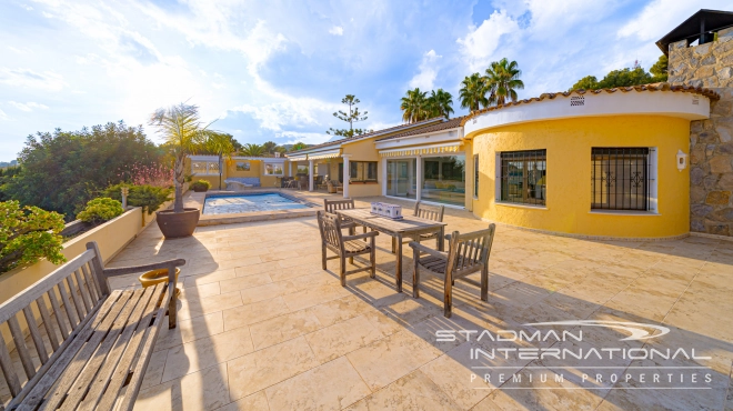 Single-level Villa with Sea Views, Spacious Garage and Underbuild