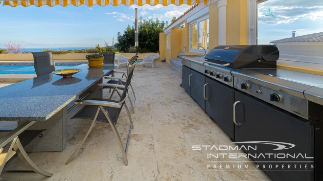 Single-level Villa with Sea Views, Spacious Garage and Underbuild