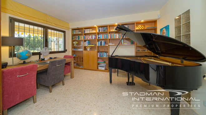 Single-level Villa with Sea Views, Spacious Garage and Underbuild