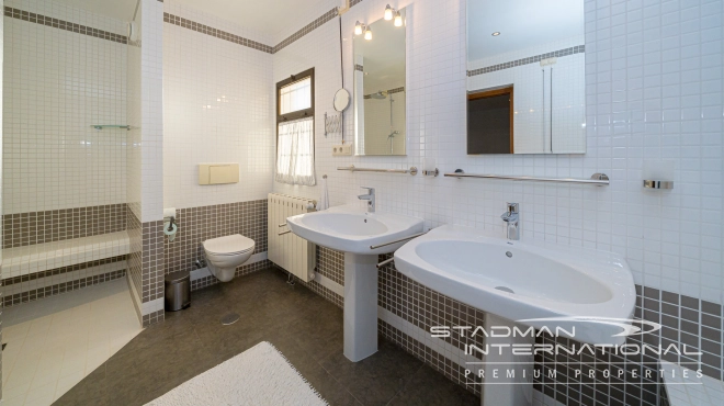 Single-level Villa with Sea Views, Spacious Garage and Underbuild