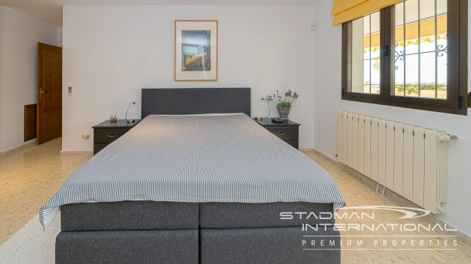 Single-level Villa with Sea Views, Spacious Garage and Underbuild