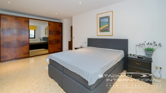 Single-level Villa with Sea Views, Spacious Garage and Underbuild