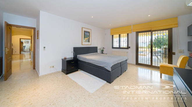 Single-level Villa with Sea Views, Spacious Garage and Underbuild